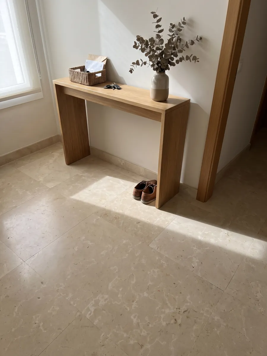 Piso de recibidor en placas grandes de Mármol Crema Nuova con luz natural: crema cálido con manchas claras difusas