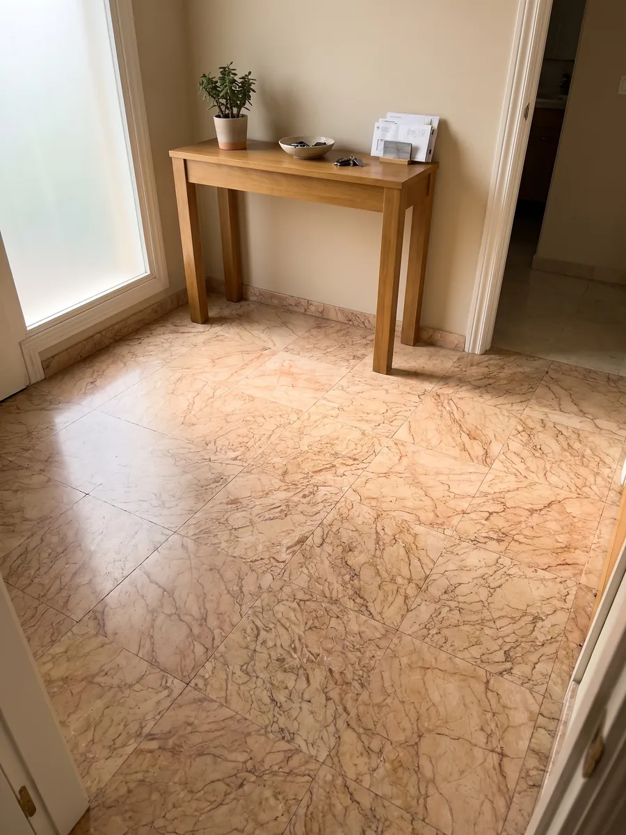 Piso de recibidor en placas grandes de Mármol Crema Valencia con luz natural: salmón rosado con una red densa de vetas marrones finas