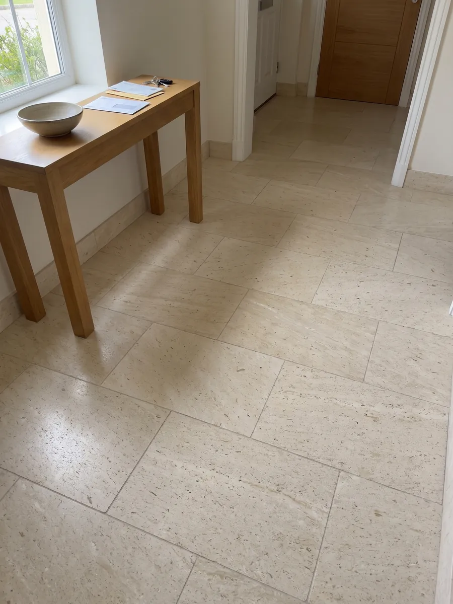 Piso de recibidor en placas grandes de Mármol Fior di Crema con luz natural: superficie crema muy pareja, de grano fino y sin vetas visibles