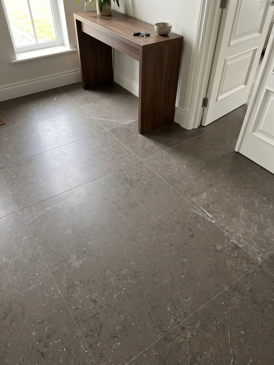 Piso de recibidor en placas grandes de Mármol Gris Antracite con luz natural: gris topo con pequeñas motas y apenas alguna veta blanca fina