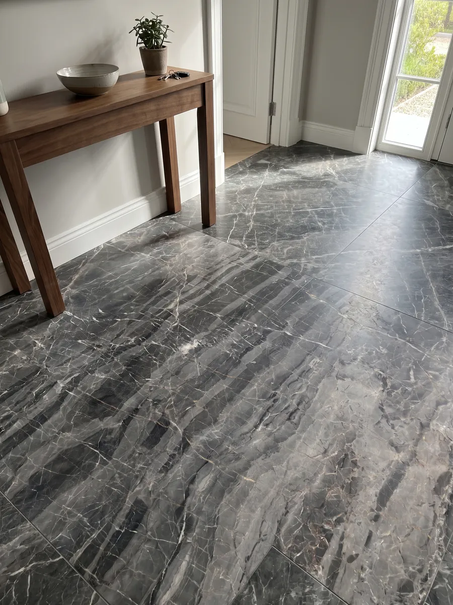 Piso de recibidor en placas grandes de mármol gris Bellagio con luz natural: bandas grises diagonales escalonadas con una red de vetas blancas finas