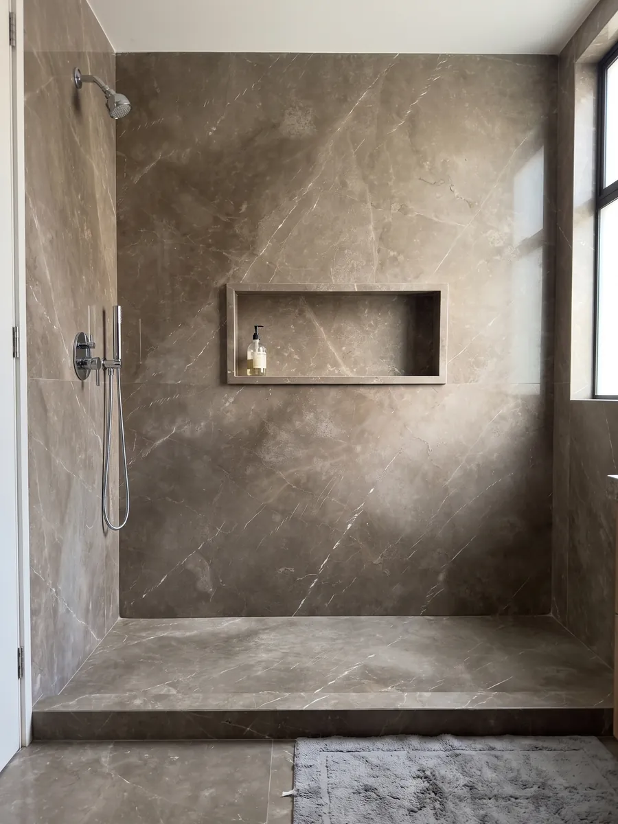 Ducha revestida con placas enteras de Mármol Gris Collemandina con nicho empotrado: gris pardo nublado con pocas vetas blancas muy finas