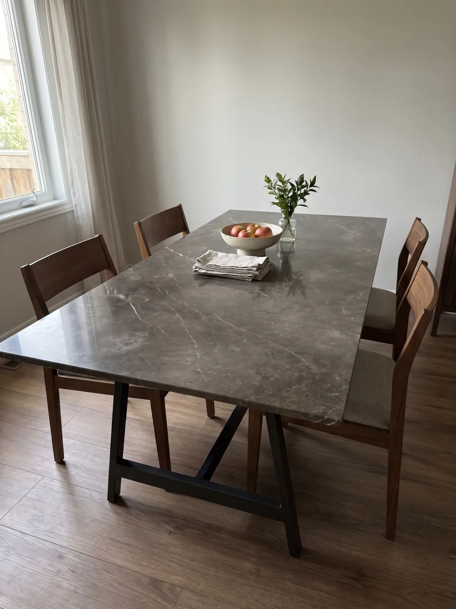 Mesa de comedor con cubierta de Mármol Gris Collemandina sobre base de acero: gris pardo nublado con pocas vetas blancas muy finas