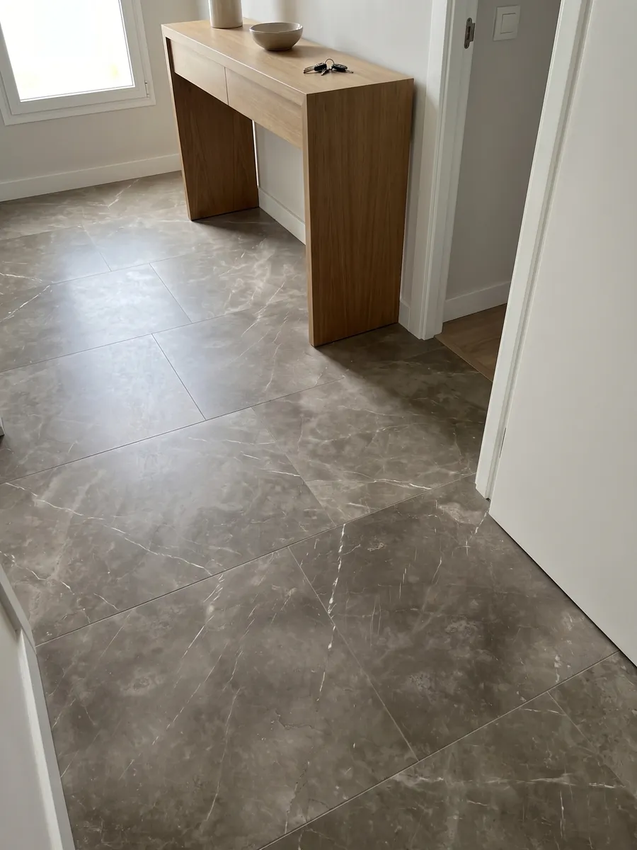 Piso de recibidor en placas grandes de Mármol Gris Collemandina con luz natural: gris pardo nublado con pocas vetas blancas muy finas