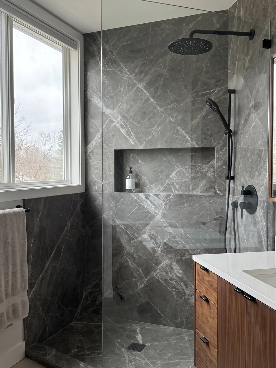 Ducha revestida con placas enteras de mármol gris Jolie Grey con nicho empotrado: gris oscuro con vetas claras que se cruzan en diagonal formando rombos