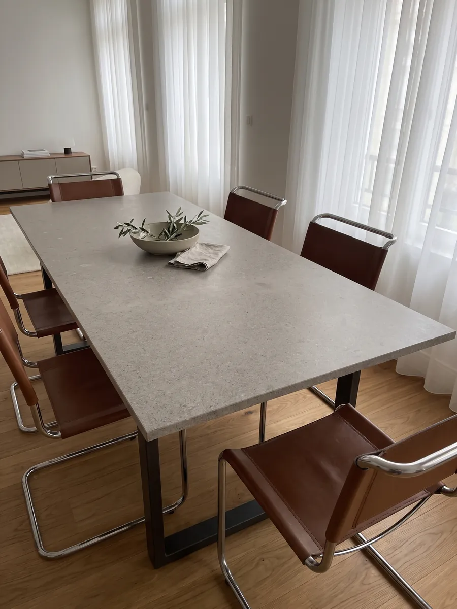 Mesa de comedor con cubierta de mármol gris Lipica Unito sobre base de acero: gris beige de grano fino y aspecto muy uniforme, sin dibujo