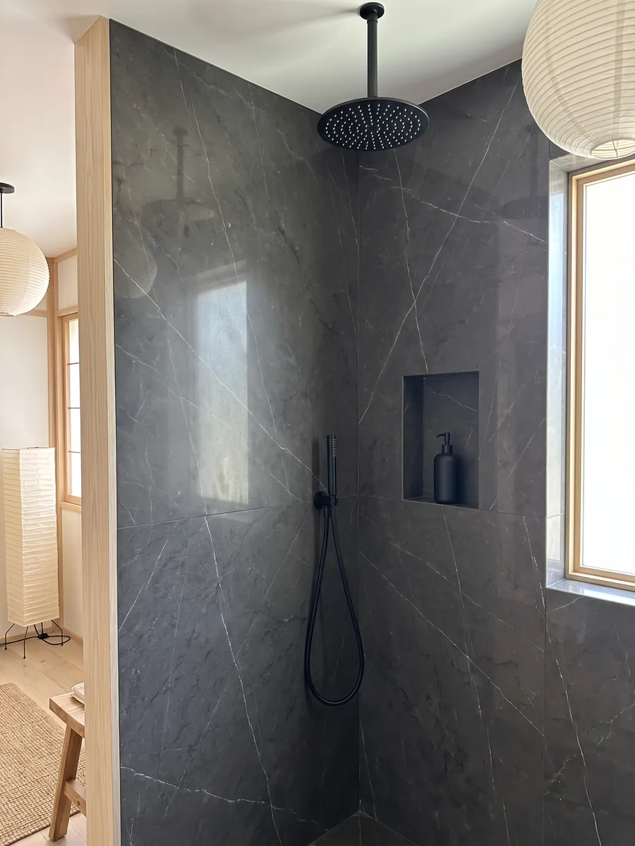 Ducha revestida con placas enteras de mármol gris Pietra Grey con nicho empotrado: gris oscuro con pocas vetas finas gris claro