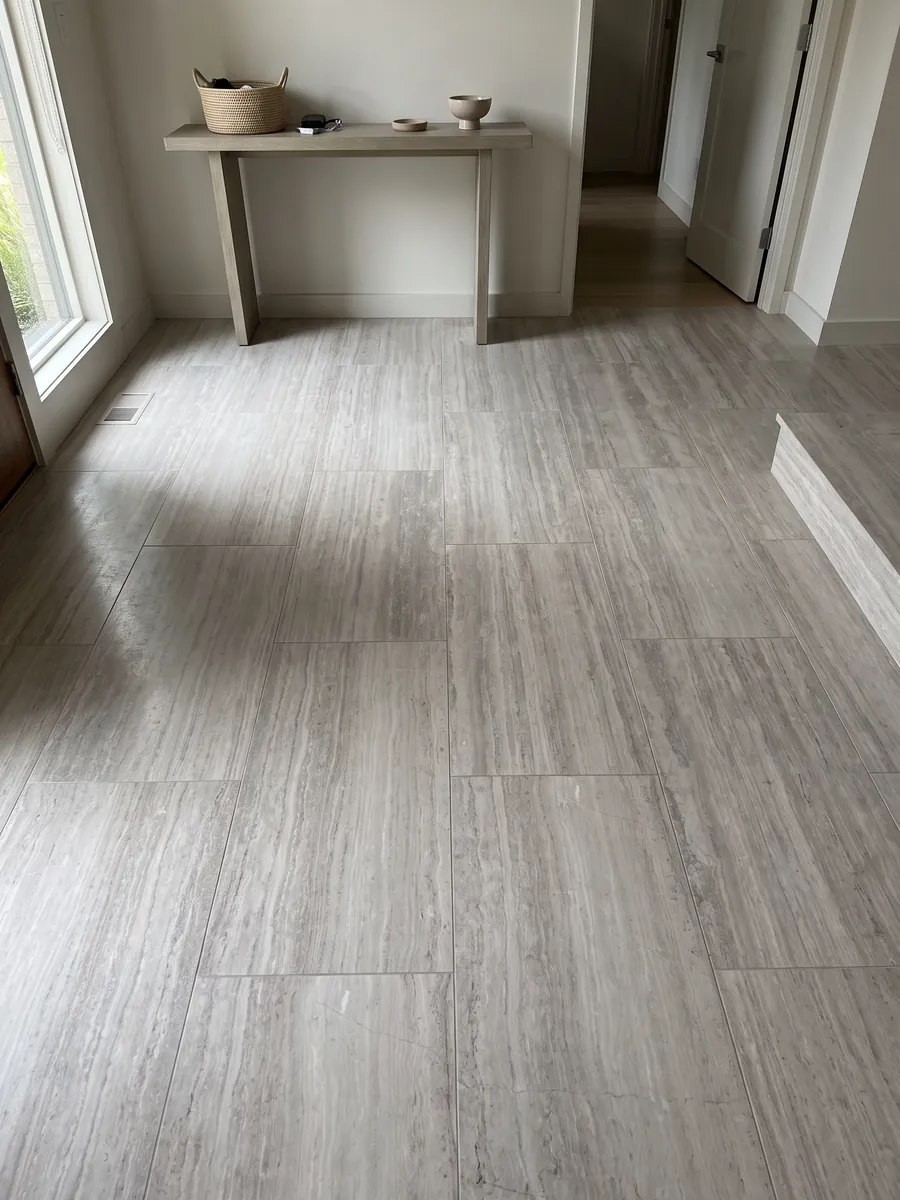 Piso de recibidor en placas grandes de mármol gris White Wood con luz natural: gris claro con líneas horizontales finas que imitan la fibra de la madera