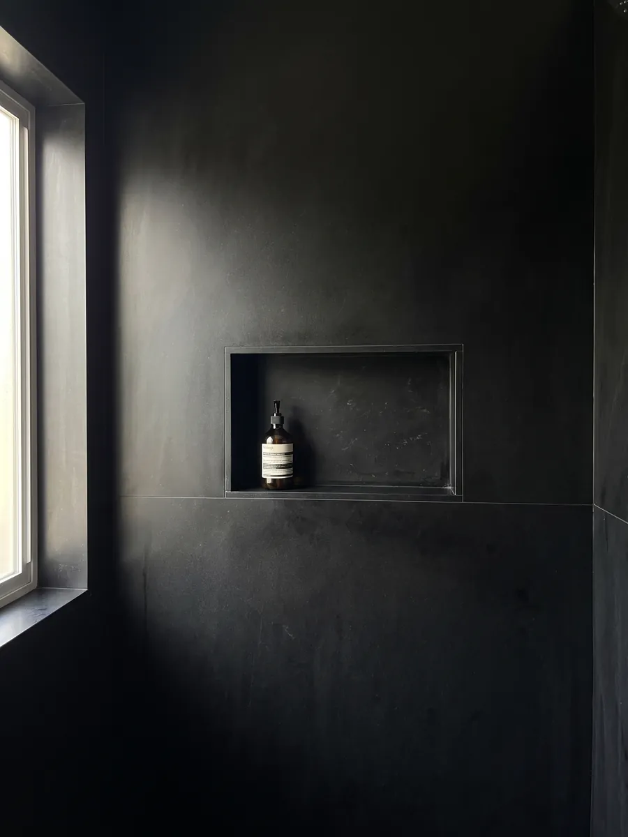 Ducha revestida con placas enteras de Mármol Negro Belgio con nicho empotrado: negro completamente liso y homogéneo, sin vetas ni manchas