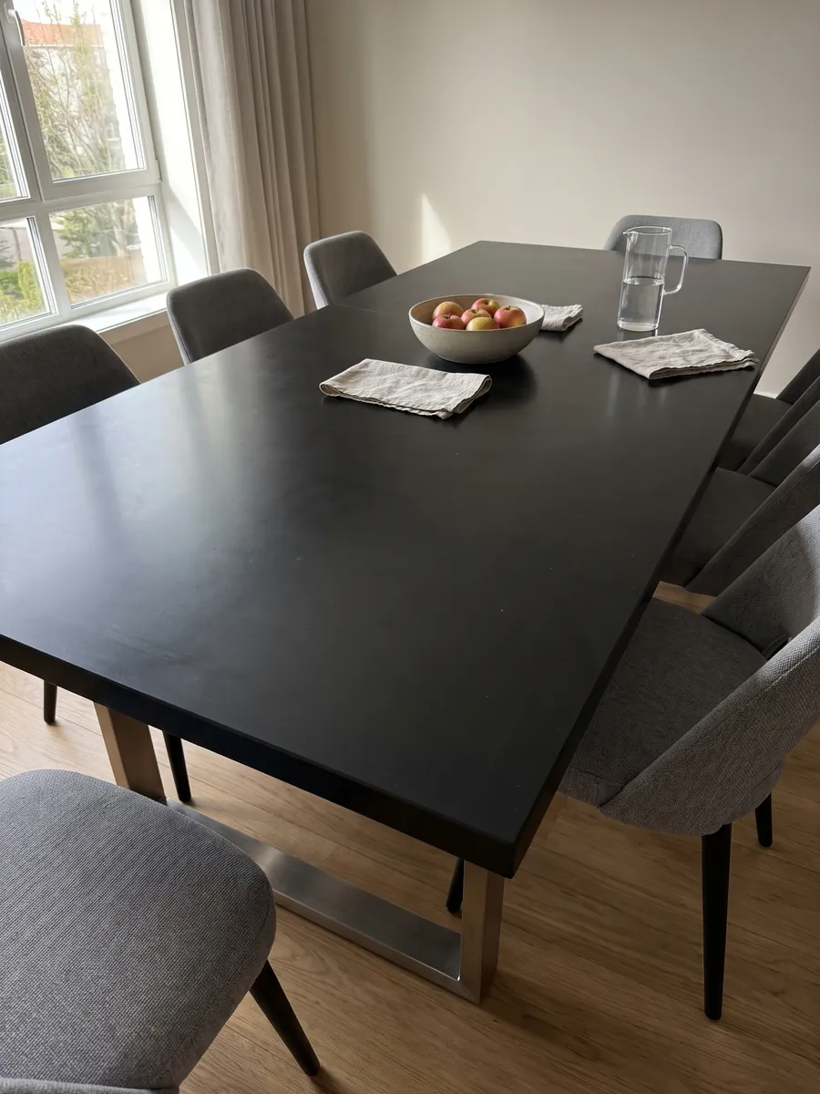 Mesa de comedor con cubierta de Mármol Negro Belgio sobre base de acero: negro completamente liso y homogéneo, sin vetas ni manchas