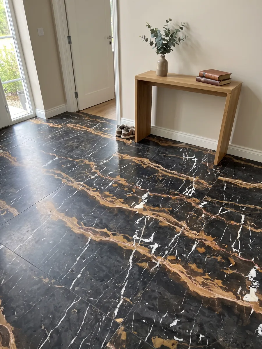Piso de recibidor en placas grandes de mármol negro Black & Gold con luz natural: negro con dos bandas horizontales ocre dorado y vetas blancas verticales