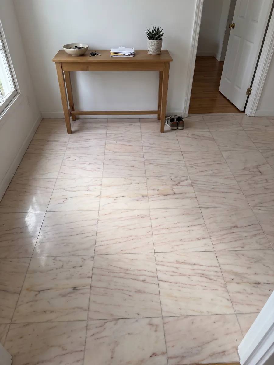 Piso de recibidor en placas grandes de Mármol Rosa Portogallo con luz natural: rosa pálido casi crema con vetas rosa rojizo finas en horizontal