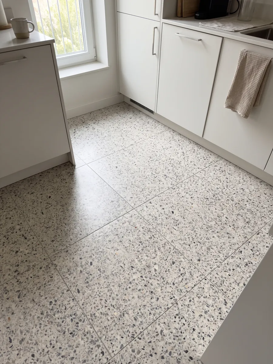 Piso de cocina en placas grandes de Mármol Sintético Fior di Pesco White con Resina: fondo marfil con fragmentos grises y oscuros repartidos, estilo terrazo