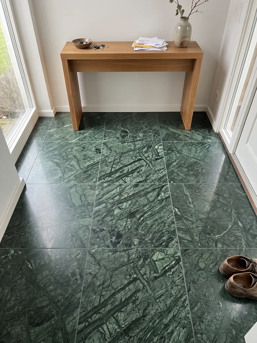 Piso de recibidor en placas grandes de Mármol Verde Guatemala con luz natural: verde bosque con una malla de vetas más claras que cruzan en diagonal