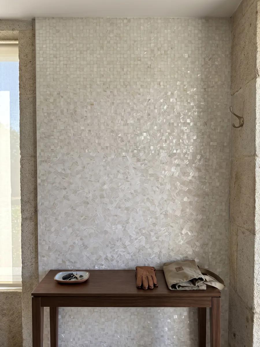 Pared de recibidor revestida con Nácar de Concha de Agua Dulce con consola estrecha: blanco perlado casi homogéneo con piezas de nácar muy pequeñas
