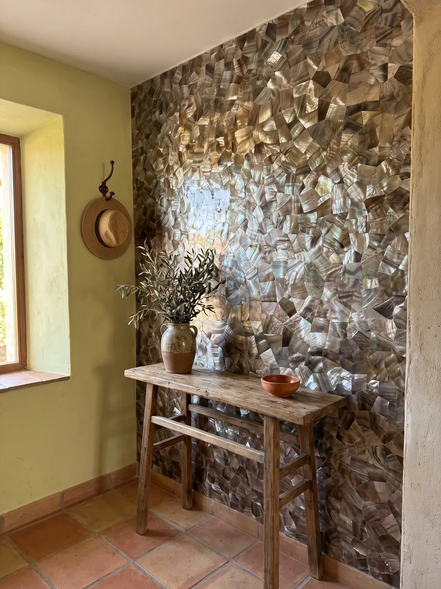 Pared de recibidor revestida con Nácar de Concha Marrón con consola estrecha: piezas de nácar gris pardo y plateado con brillo irisado