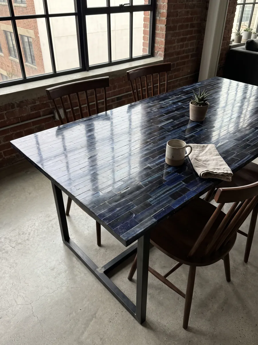 Mesa de comedor con cubierta de Ojo de Tigre Azul Extra sobre base de acero: listones horizontales azul marino casi negro con reflejos azules