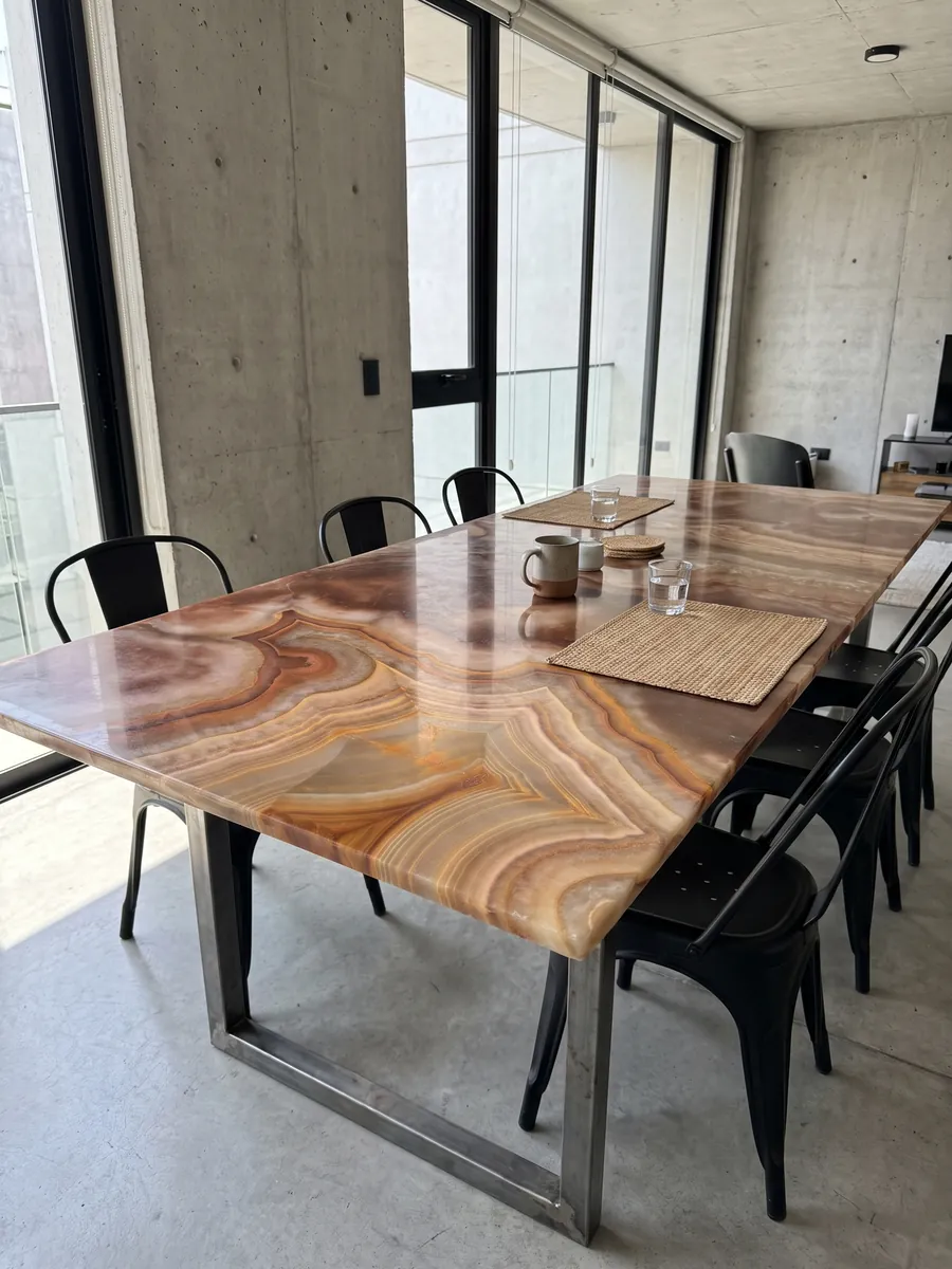 Mesa de comedor con cubierta de ónix marrón Sultano sobre base de acero: marrón óxido con anillos concéntricos naranja y crema muy definidos