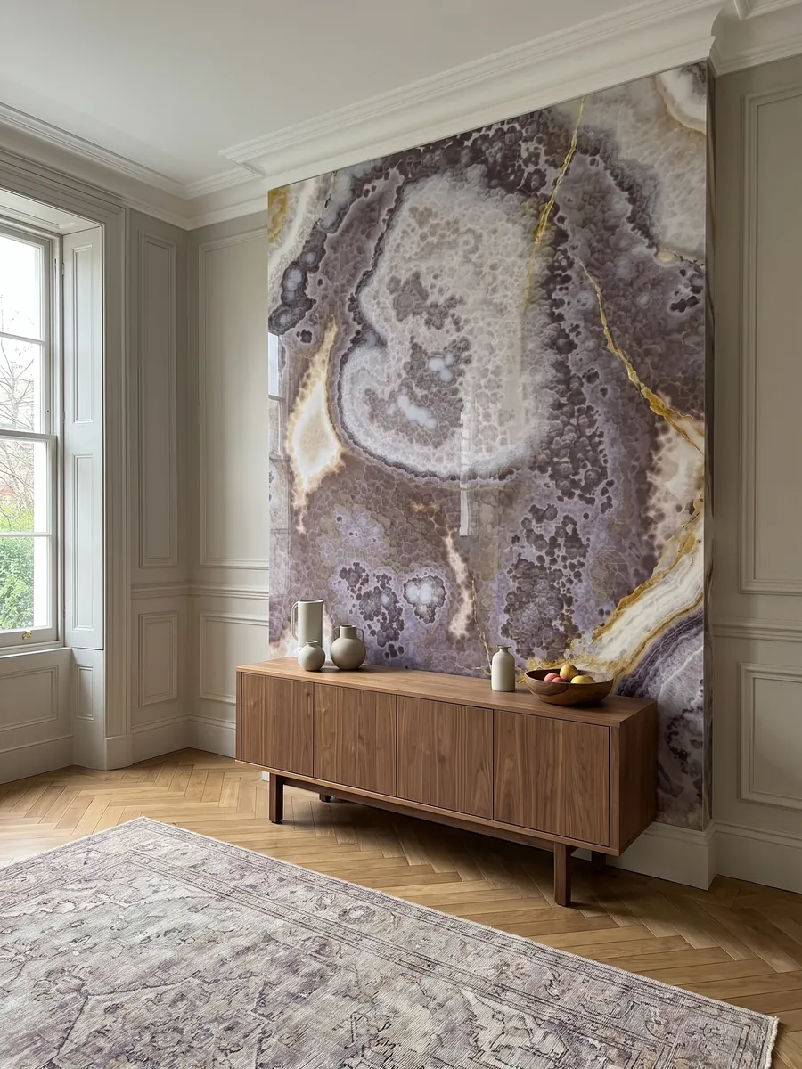Pared de acento revestida con Ónix Negro sobre un mueble bajo de madera: no se ve negro: violeta con zonas lila y blancas y finas vetas doradas