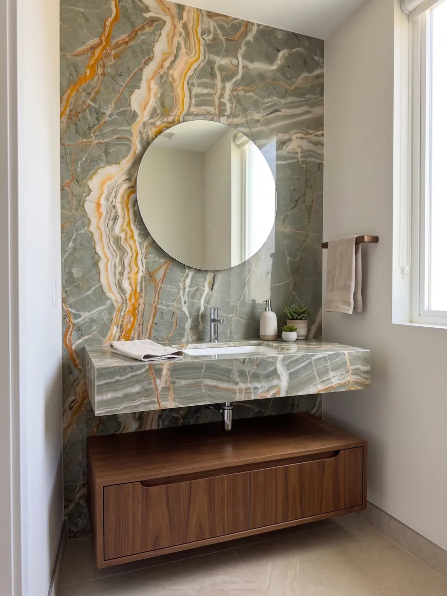 Baño de visitas con pared y cubierta flotante de ónix verde Rainbow con espejo redondo: verde grisáceo cruzado por vetas naranja y amarillas ramificadas