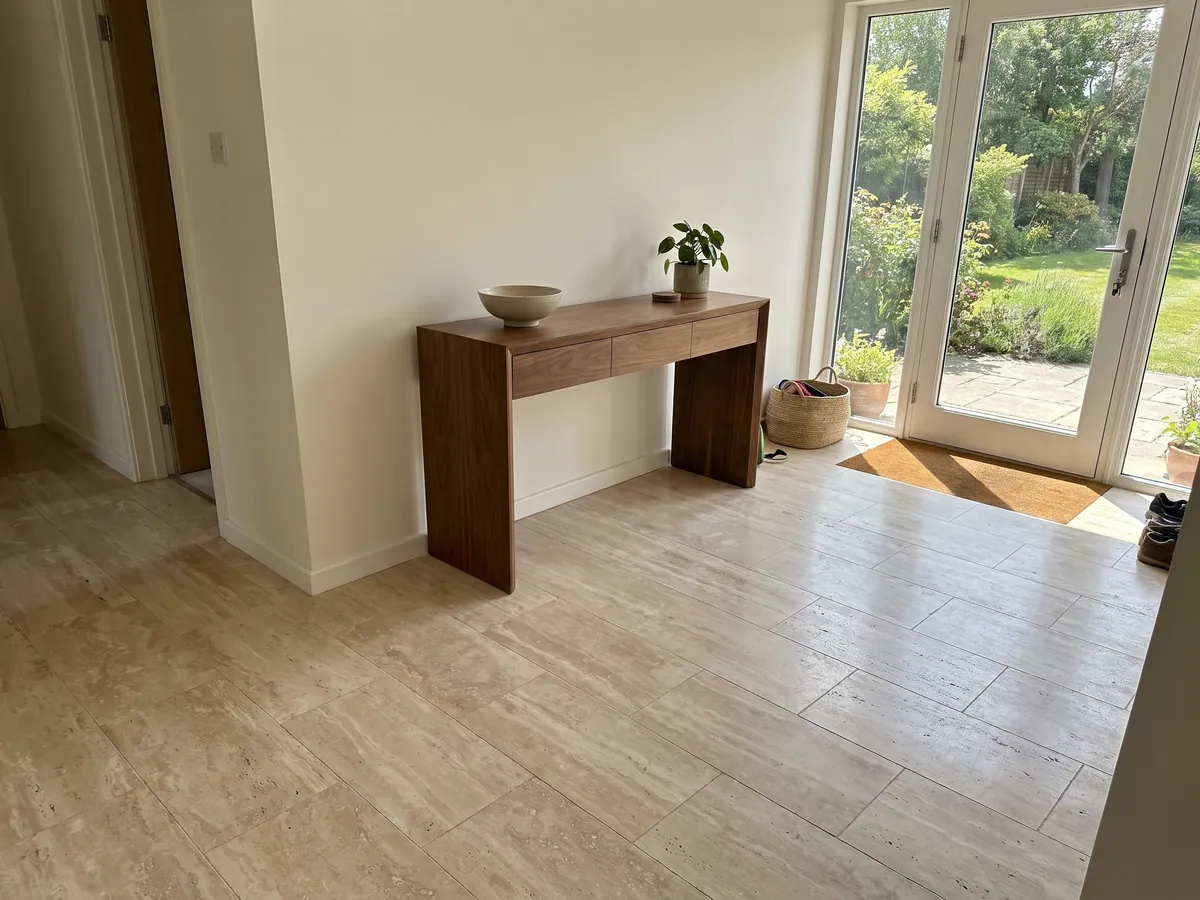 Piso de recibidor en placas grandes de travertino beige Navona con luz natural: beige claro con bandas horizontales tenues