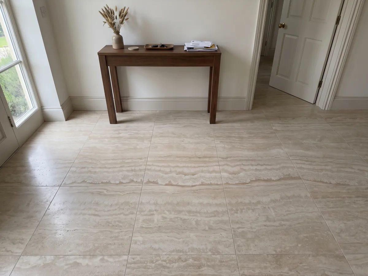 Piso de recibidor en placas grandes de travertino beige Paglierino con luz natural: crema con bandas horizontales onduladas en tonos muy cercanos