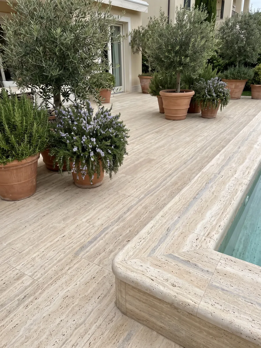 Piso de terraza y borde de piscina en travertino beige Striato con macetas: beige con franjas horizontales finas y alguna banda gris más ancha