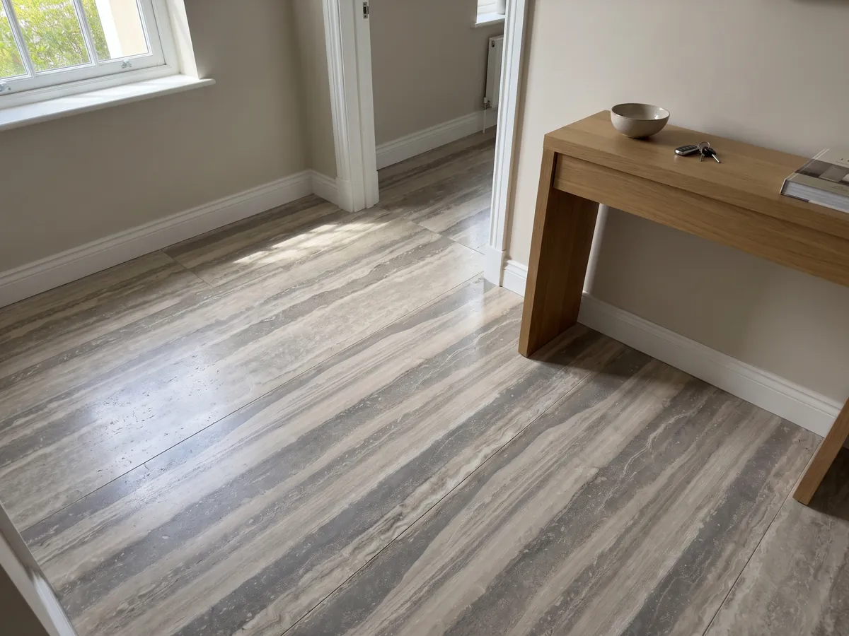 Piso de recibidor en placas grandes de travertino gris Silver con luz natural: franjas horizontales anchas gris y beige claro, ordenadas y paralelas