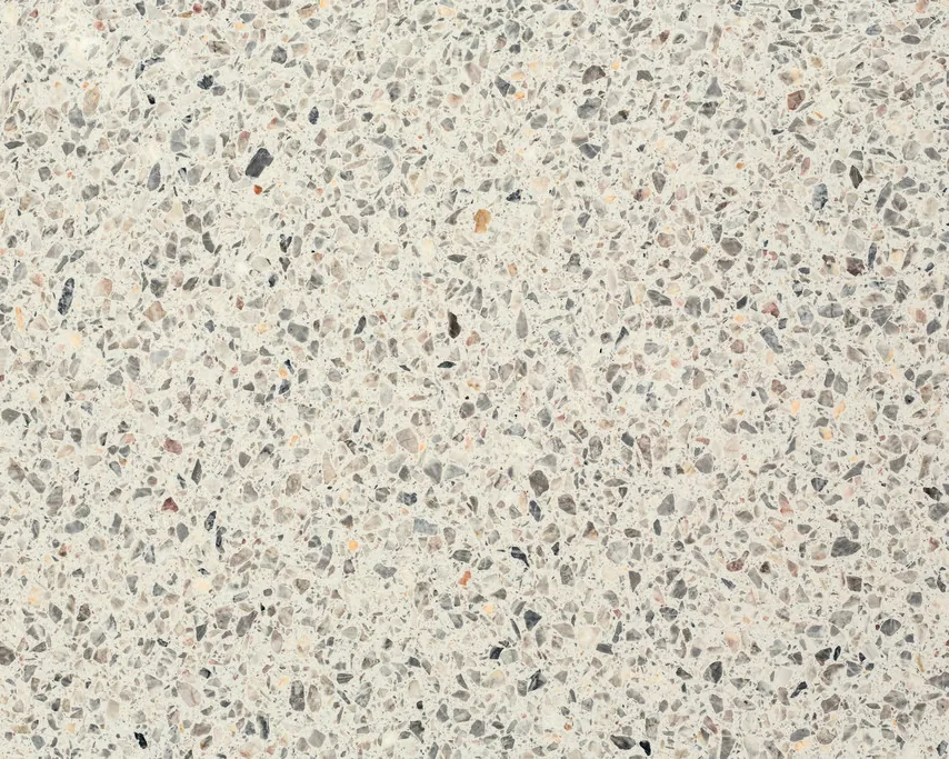Placa de Mármol Sintético Fior di Pesco White con Resina: fondo marfil con fragmentos grises