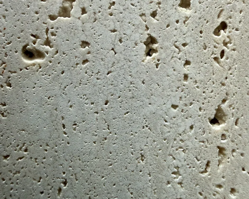 Placa de Travertino Romano clásico en beige cálido, con el poro natural a la vista