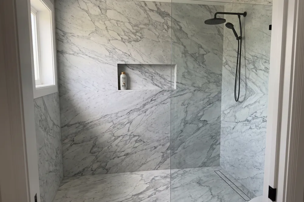 Ducha con paredes de mármol Arabesque gris
