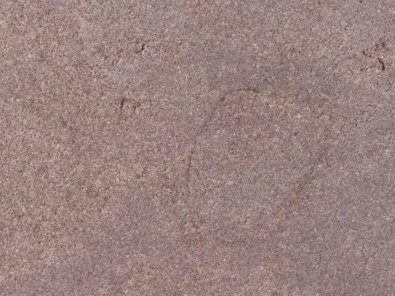 Detalle de la placa de Arenisca Santafiora Brown: grano fino y línea oscura tenue