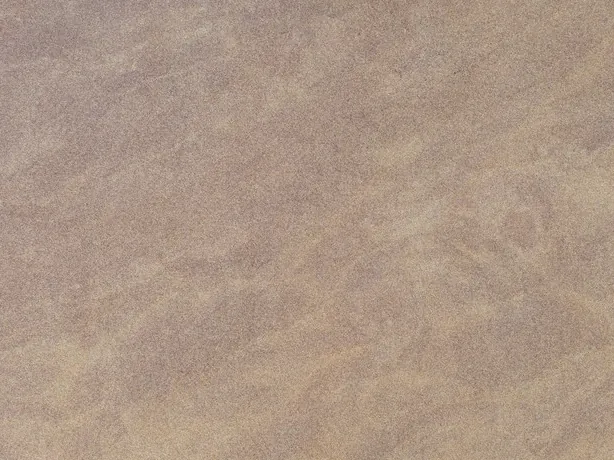 Detalle de la Arenisca Santafiora Venata: ondas suaves claras y rosadas sobre el beige arena mate