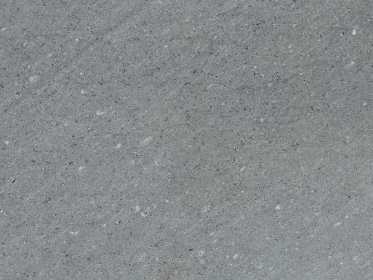Detalle del Basalto Basaltite: grano fino mate y puntitos blancos aislados
