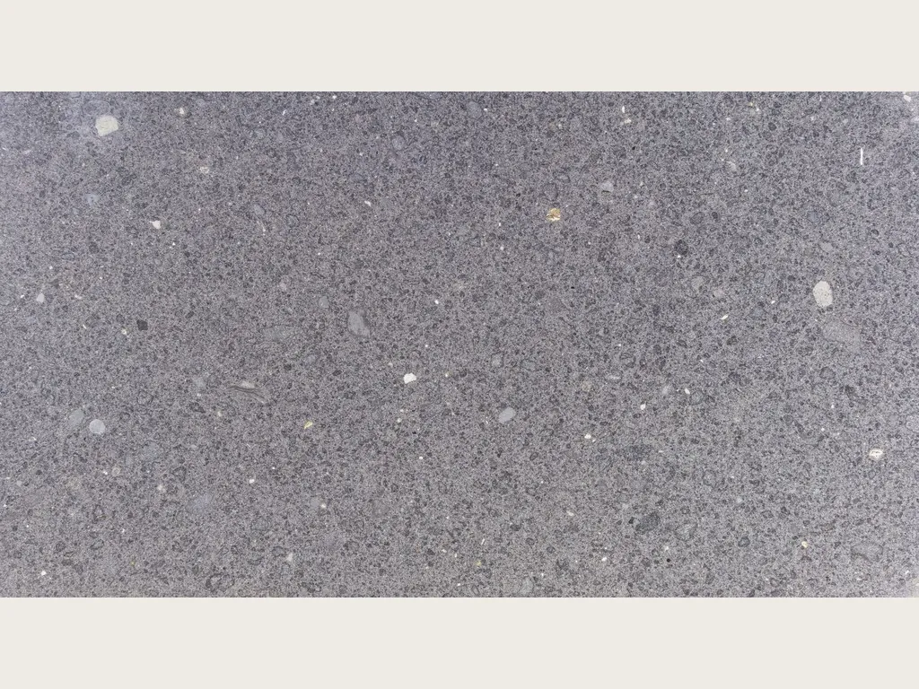 Placa de Basalto Lavagrigia: gris violáceo de grano sal y pimienta con puntos blancos sueltos