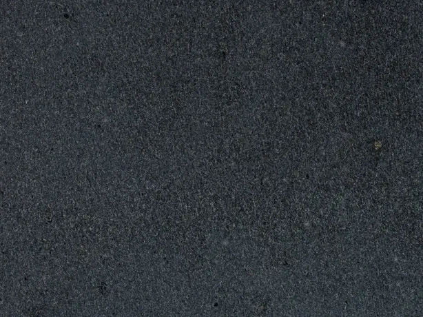 Detalle del Basalto Pietra Lavica: grano muy fino gris antracita con poros a la vista