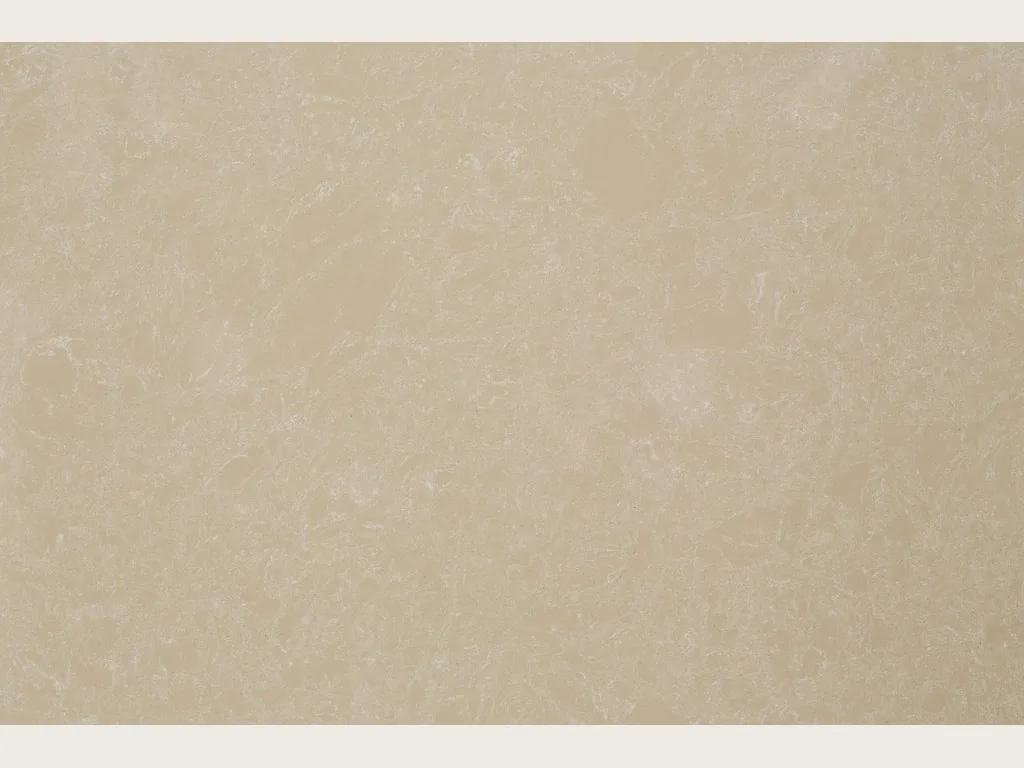 Placa de Mármol Sintético Ecrù con Resina: fondo beige crema liso y homogéneo con nubes marfil muy suaves