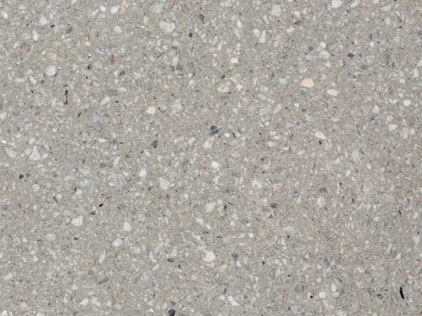 Detalle del Fior di Pesco Grey: fragmentos blancos muy densos sobre el fondo gris claro mate