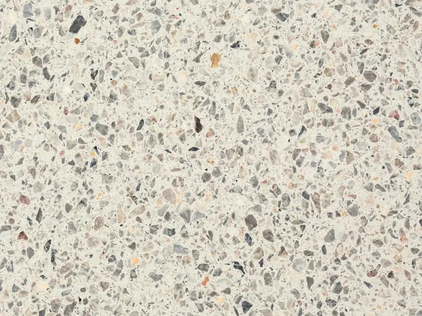 Detalle del Fior di Pesco White: motas grises y oscuras de tamaño pequeño y medio sobre el fondo marfil