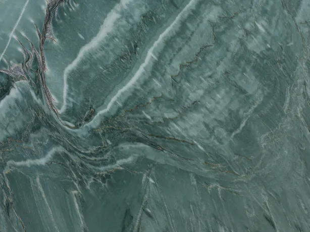 Detalle de la cuarcita verde Amazzonia Green: las vetas marrón oscuro cruzando las ondas blancas