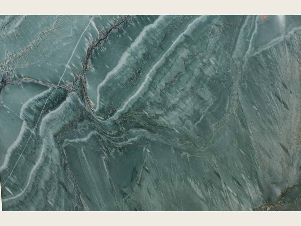 Placa de cuarcita verde Amazzonia Green: verde jade grisáceo con ondas blancas en diagonal y vetas finas marrón oscuro