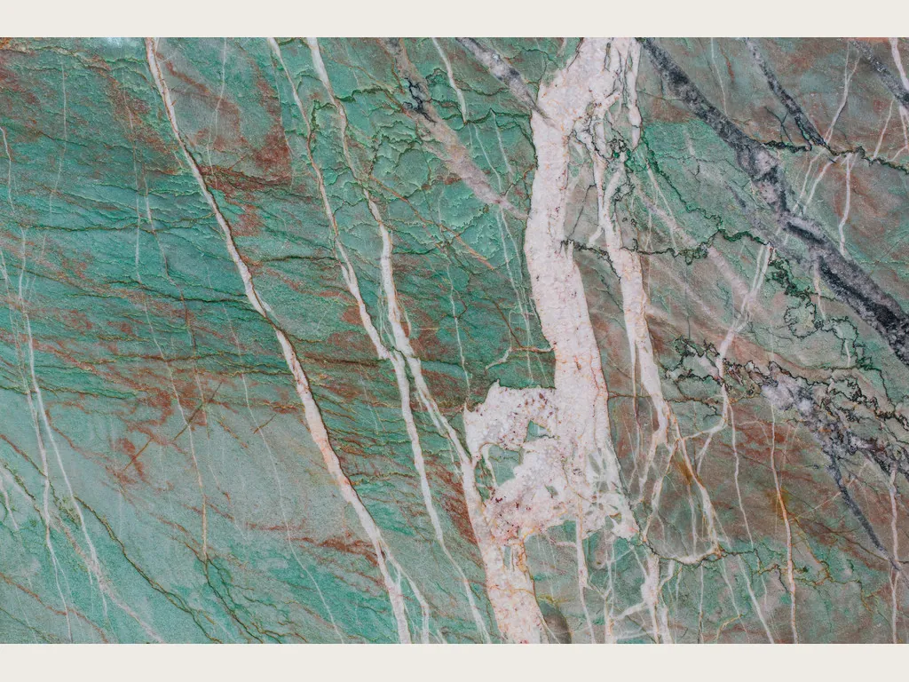 Placa de cuarcita verde Amazzonite Cristallo: verde azulado con vetas blancas rosadas anchas y líneas rojo óxido