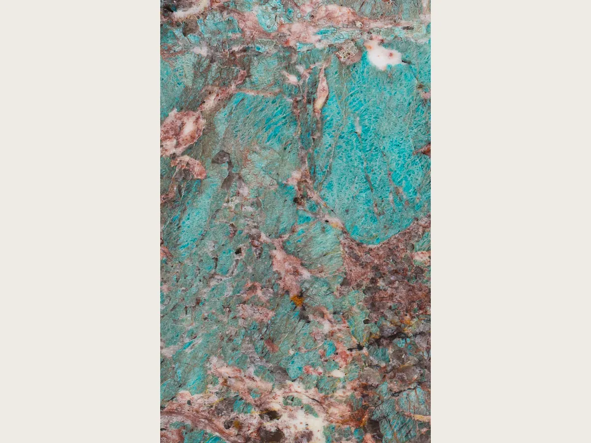 Placa de cuarcita verde Amazzonite: manchas turquesa intensas con zonas rosadas y burdeos irregulares