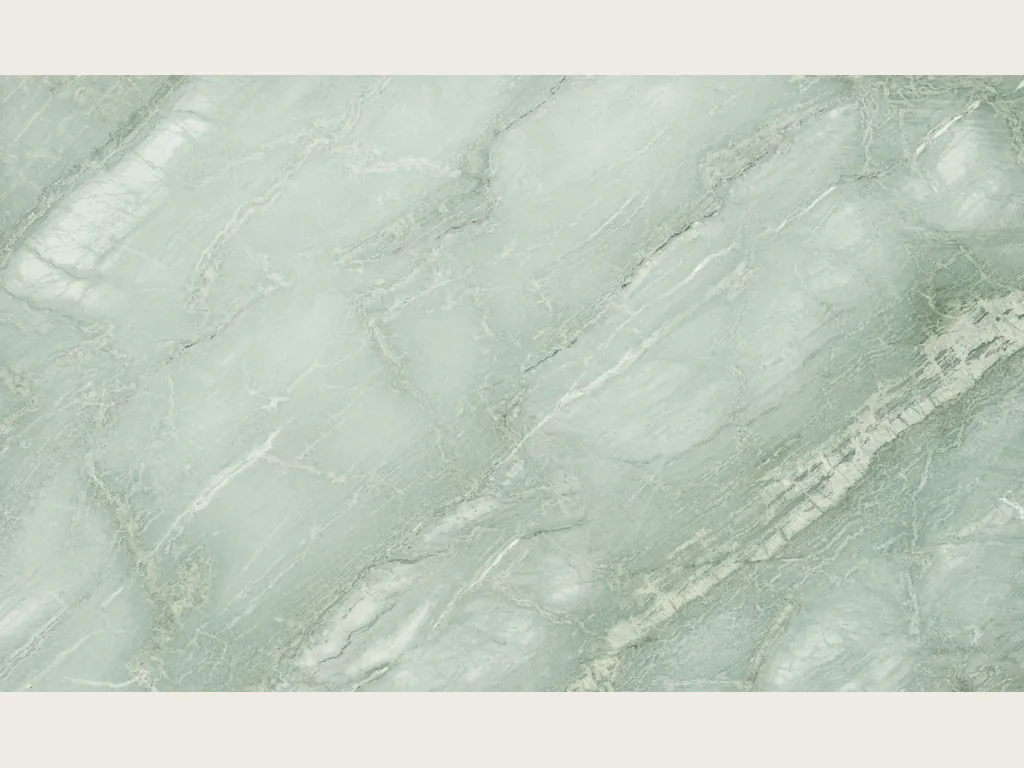 Placa de cuarcita verde Aquamarina: fondo verde agua pálido con vetas blancas en diagonal y nubes claras