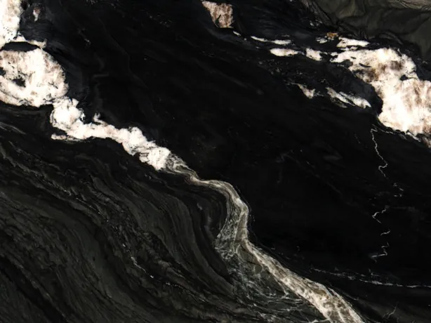 Detalle de la cuarcita negra Black Tempest: manchas blanco crema y ondas grises sobre el pulido brillante
