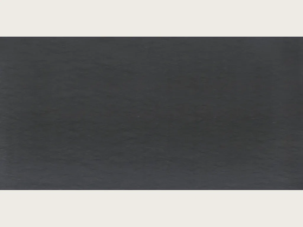 Placa de cuarcita negra Black Vermont: gris antracita casi uniforme con trazos horizontales muy tenues