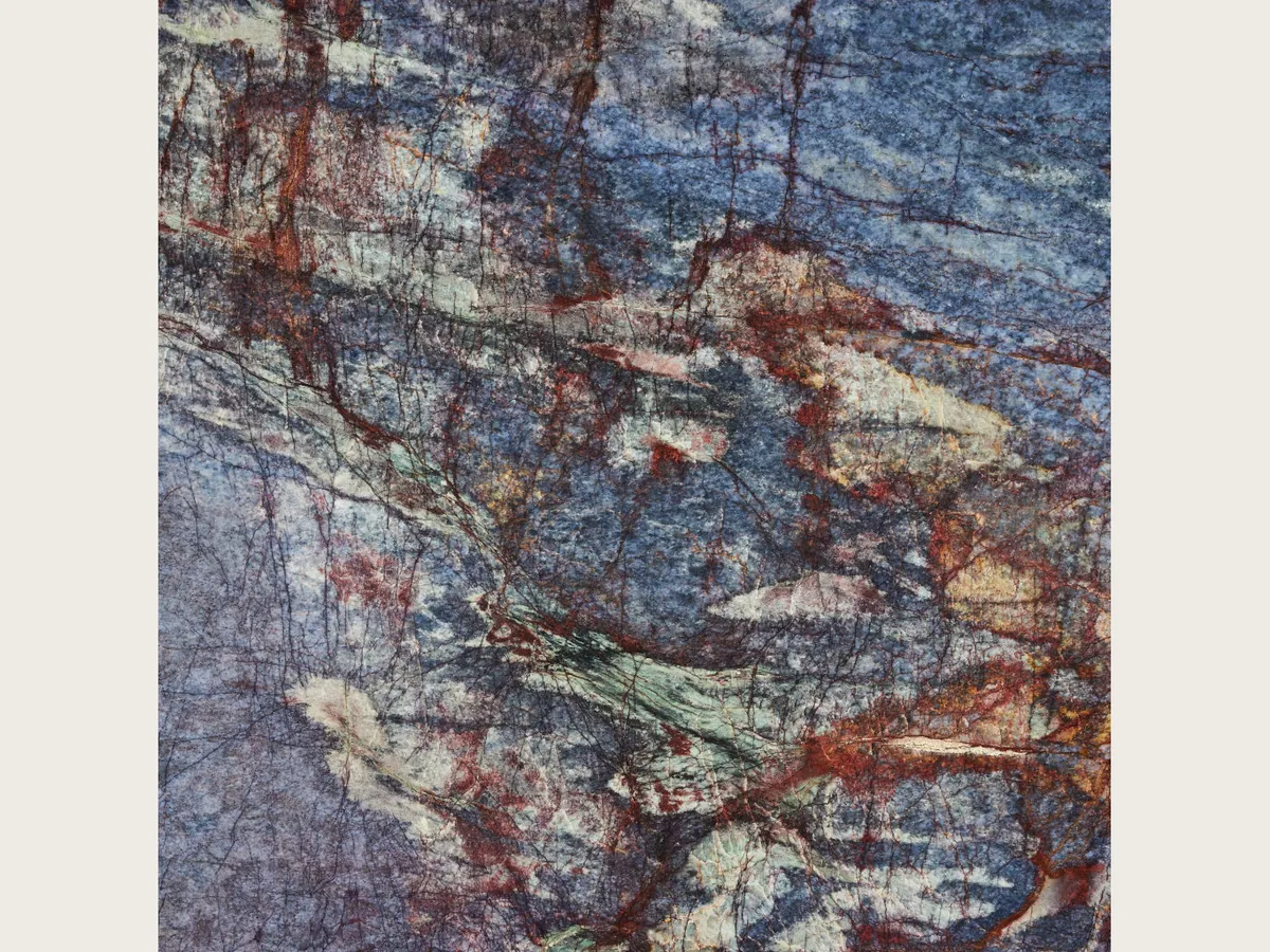 Placa de cuarcita azul Blue Luise: fondo azul violáceo con una red densa de vetas rojo óxido y zonas crema