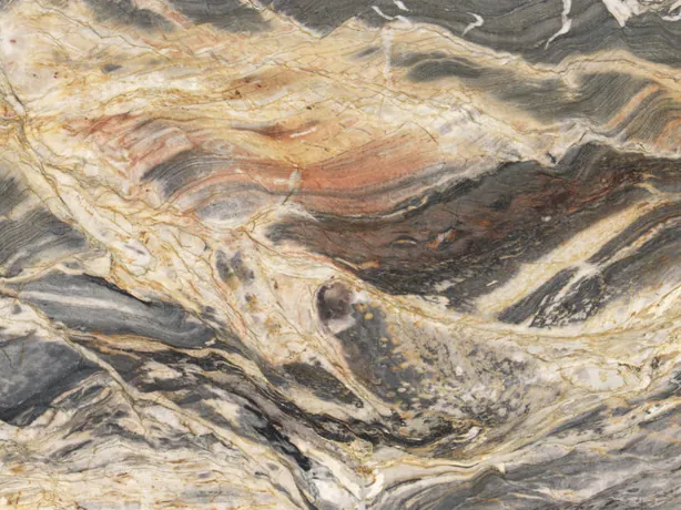 Detalle de la Cuarcita Colorado: ondas de gris oscuro densas sobre el fondo crema
