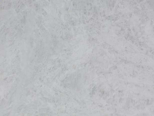 Detalle de la Cuarcita Cristallo: nubes muy suaves sobre el fondo gris perla