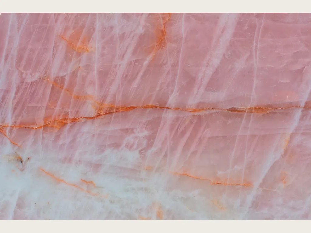 Placa de Cuarcita Cristallo Rosa: rosa salmón con vetas naranja horizontales, trazos blancos en diagonal y zona azulada abajo